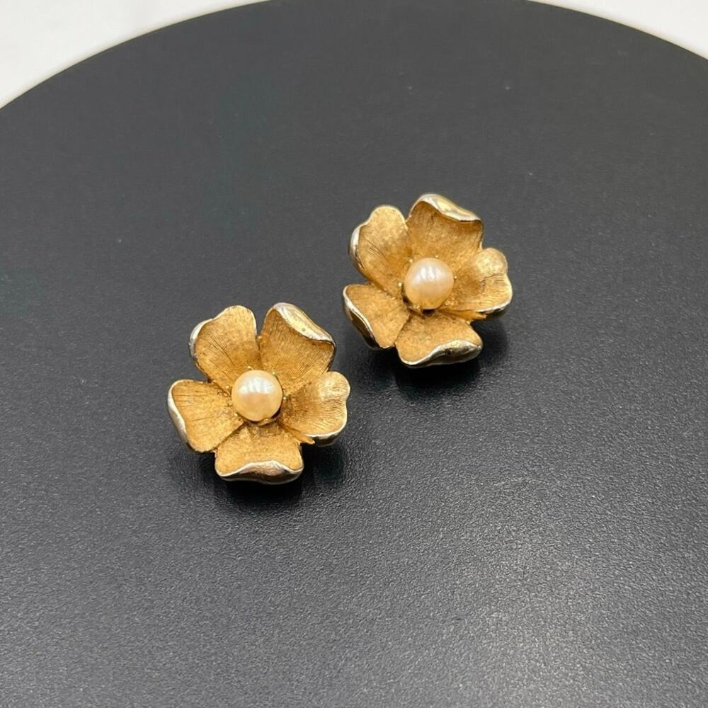 Coro Signed‎ Vintage Gold-tone Flower Faux Creamy Pearl Center Clip On Earrings